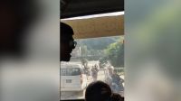 Estudantes registram força de inundação no Nepal de dentro de ônibus