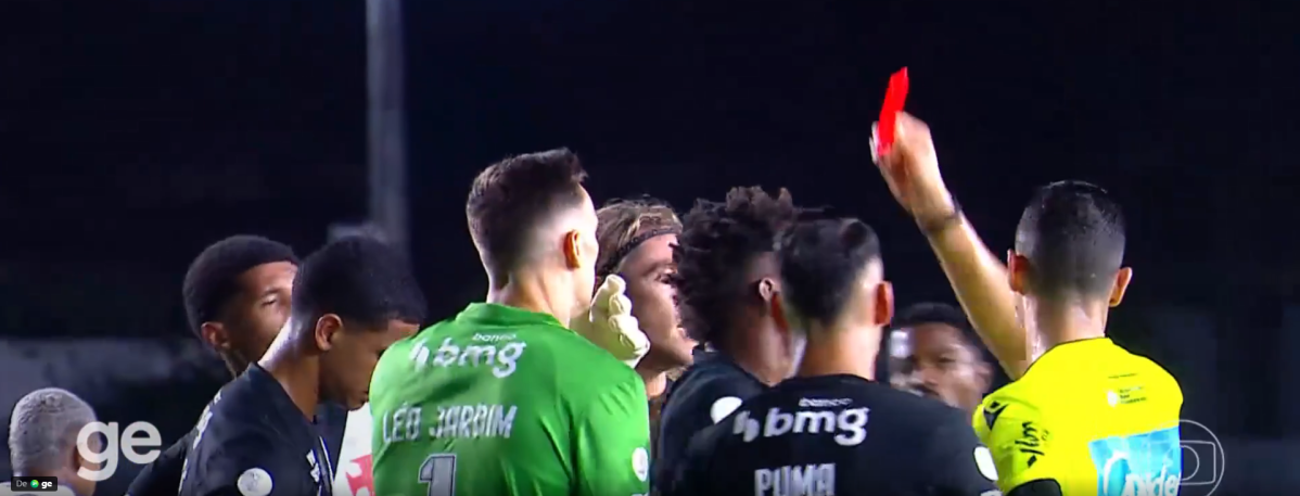 Vasco supera expulsão, vence Vitória e abre vantagem na Copa do Brasil