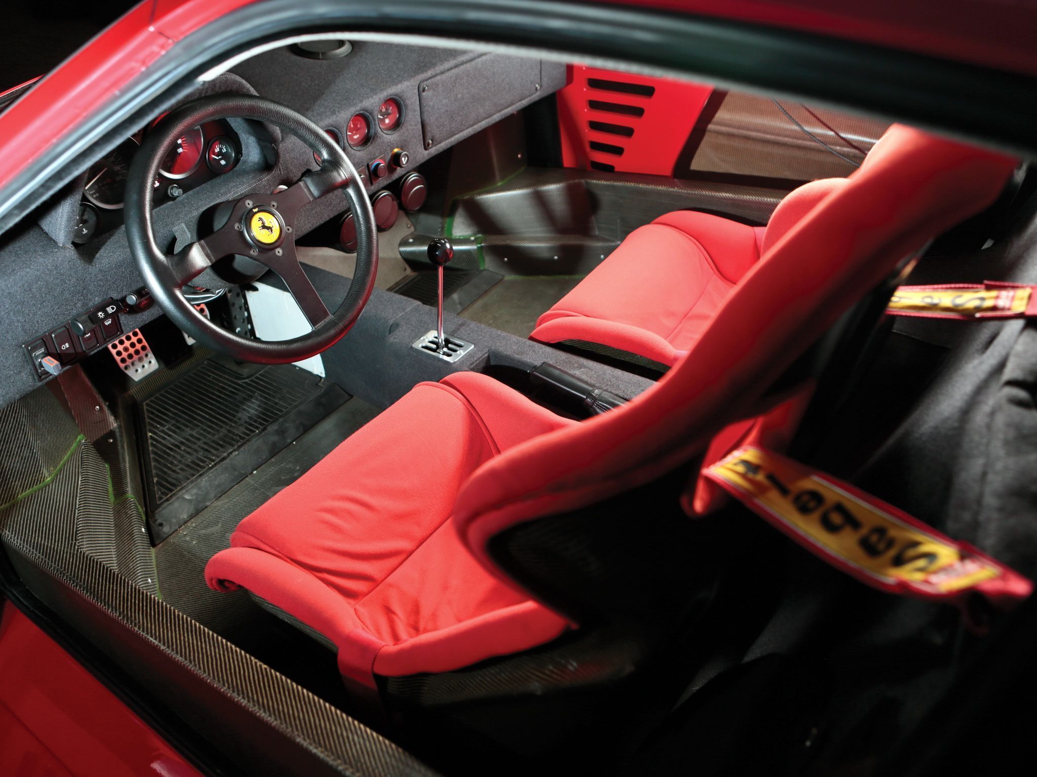 Ferrari F40: último modelo criado com participação de Enzo Ferrrari • Simon Clay ©2013 Courtesy of RM