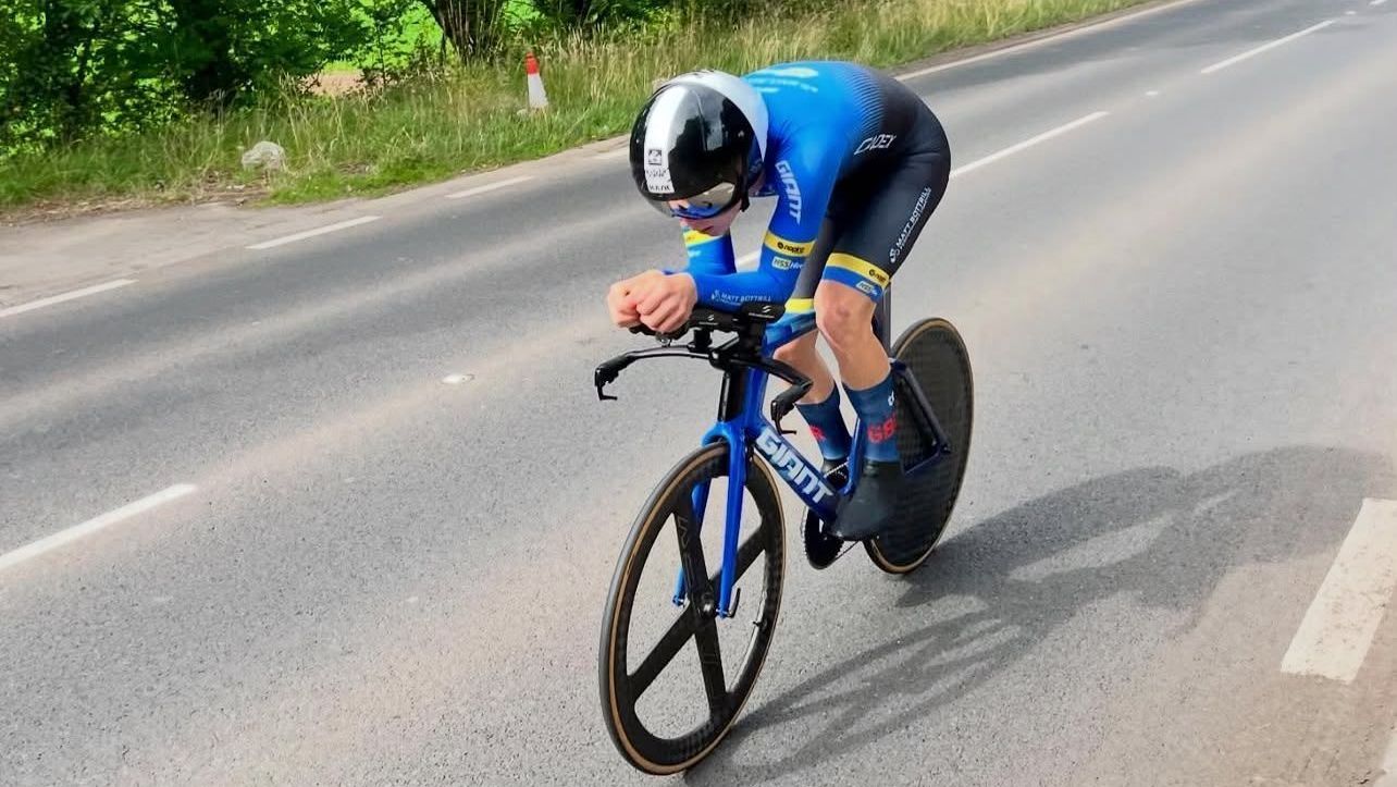 Volta de Portugal: promessa do ciclismo morre após ser atingido por carro
