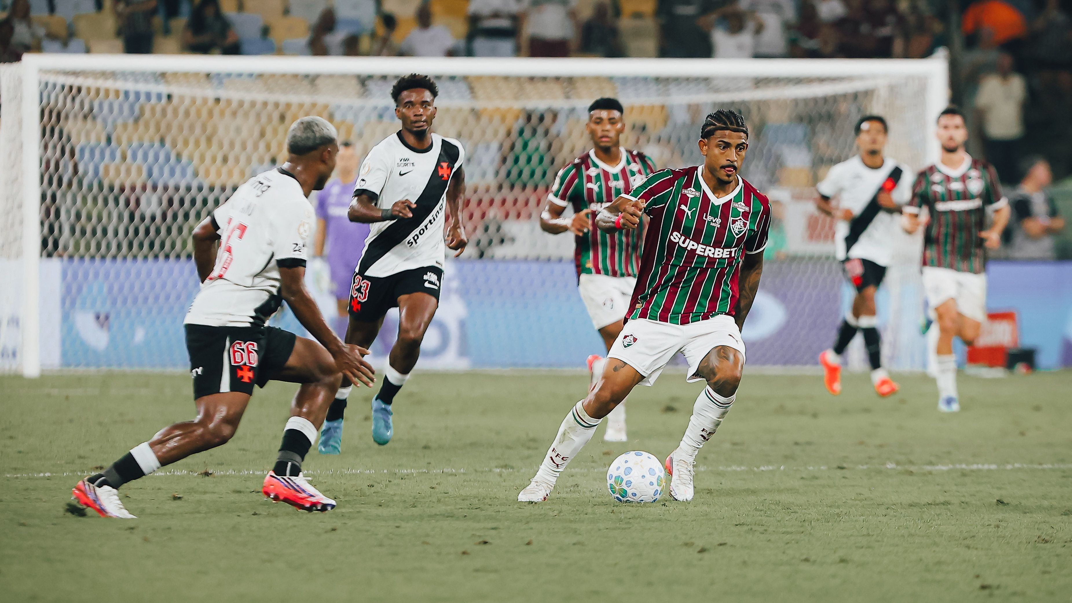 John Kennedy conduzindo a bola contra o Vasco