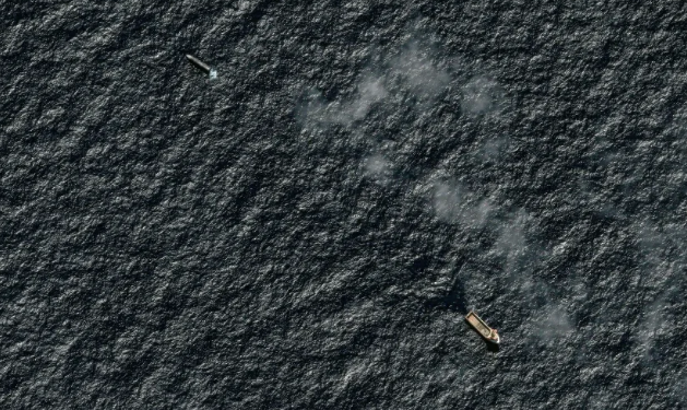 Uma imagem de satélite tirada em 2 de agosto mostra o Skimmer Tide flutuando perto da Starship da SpaceX após seu pouso no Oceano Índico. • Vantor