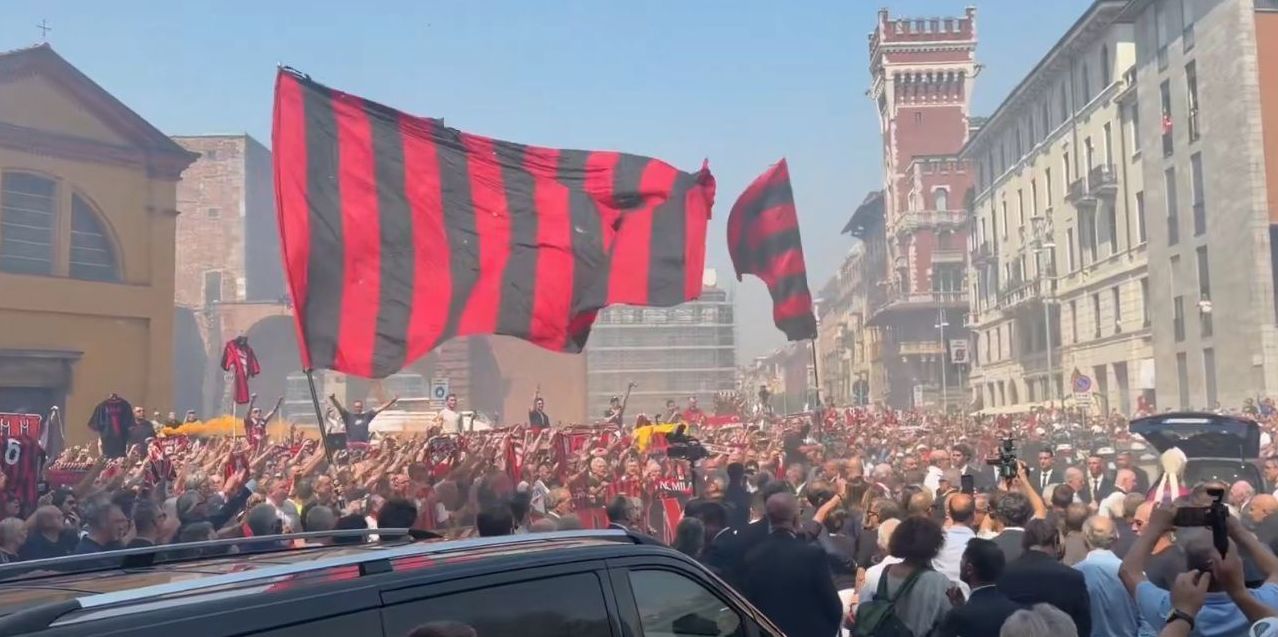 Torcedores do Milan se reúnem para velório de Baresi