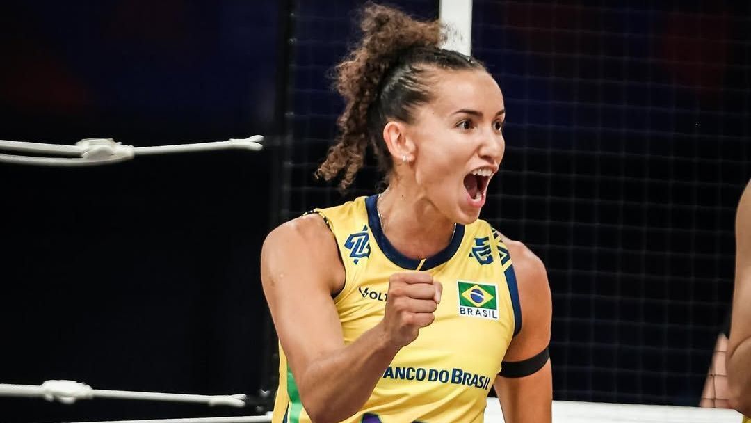 Gabi Guimarães comemora ponto com a Seleção Brasileira