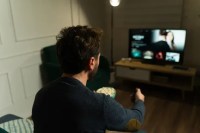 Assistir muita televisão faz mal para o cérebro? Possivelmente