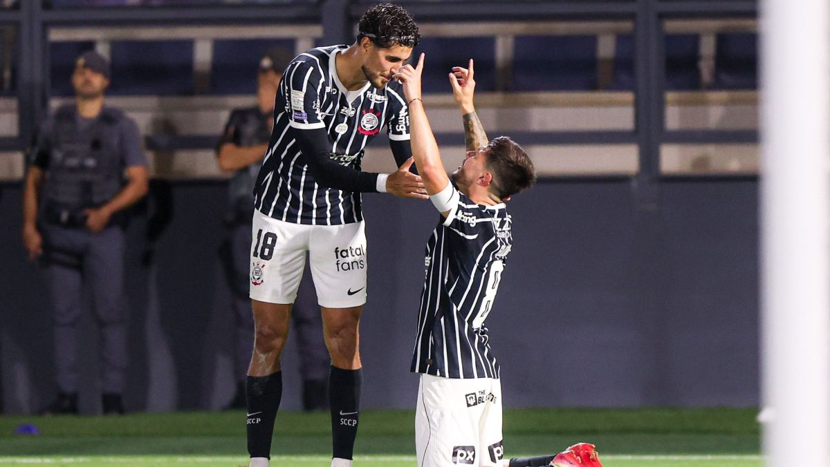 Flamengo vence o Vitória e vê distância para o líder Palmeiras diminuir