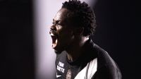 Vasco supera expulsão, vence Vitória e abre vantagem na Copa do Brasil