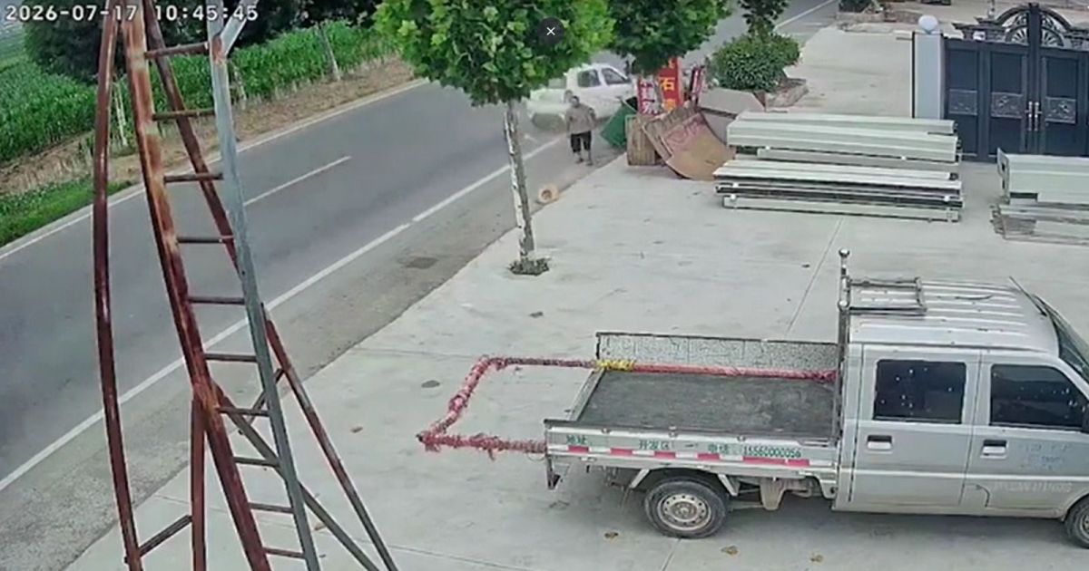 Vídeo: Ventania leva chapéu e salva idoso de atropelamento na China