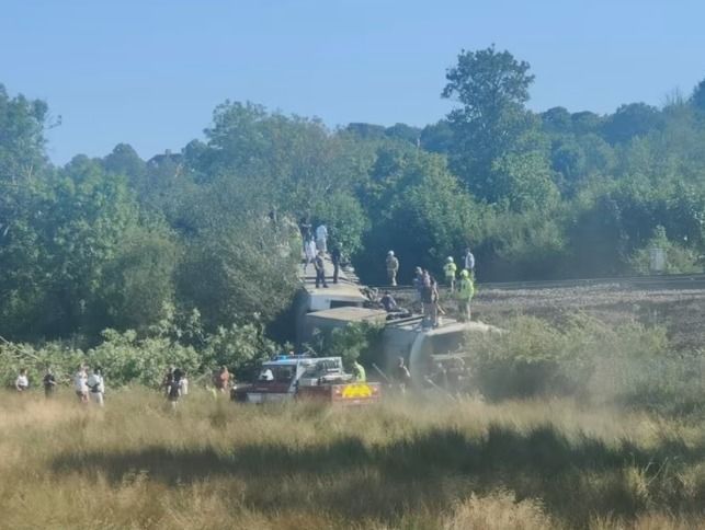 Trem de passageiros descarrila no sul da Inglaterra