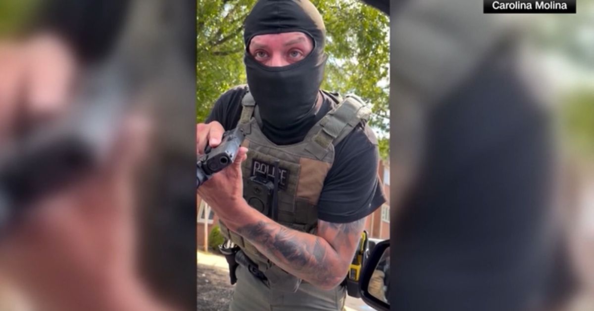 Vídeo: Agente do ICE aponta arma para mulher americana e ameaça prendê-la