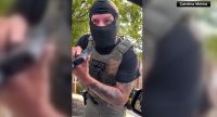 Vídeo: Agente do ICE aponta arma para mulher americana e ameaça prendê-la