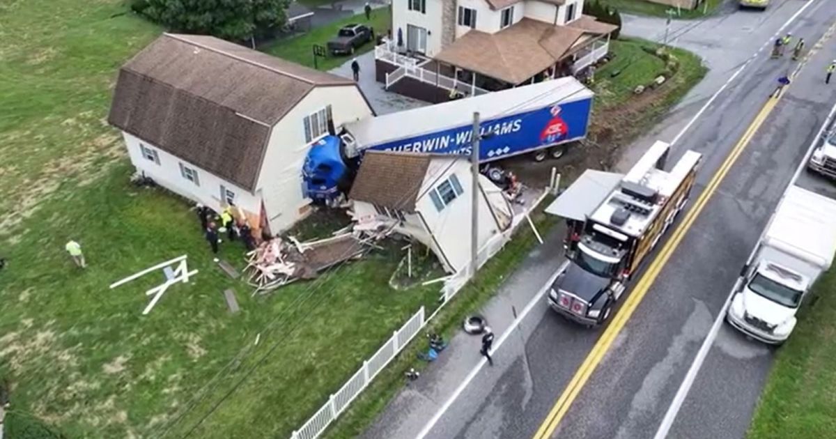 Carreta invade garagem após acidente nos EUA
