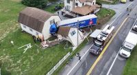 Carreta invade garagem após acidente nos EUA