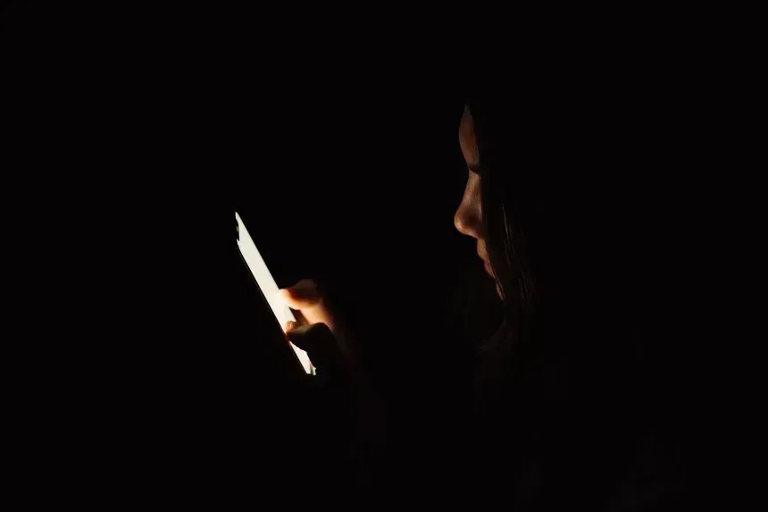 Alguns criadores de conteúdo sobre solidão encontraram apoio e construíram uma comunidade online • Anastassiya Bezhekeneva/Moment RF/Getty Images