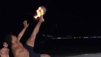 Imagem de destaque do post: Criatividade máxima ou loucura perigosa? Roda de amigos inventa “altinha de fogo” e jogam com bola em chamas