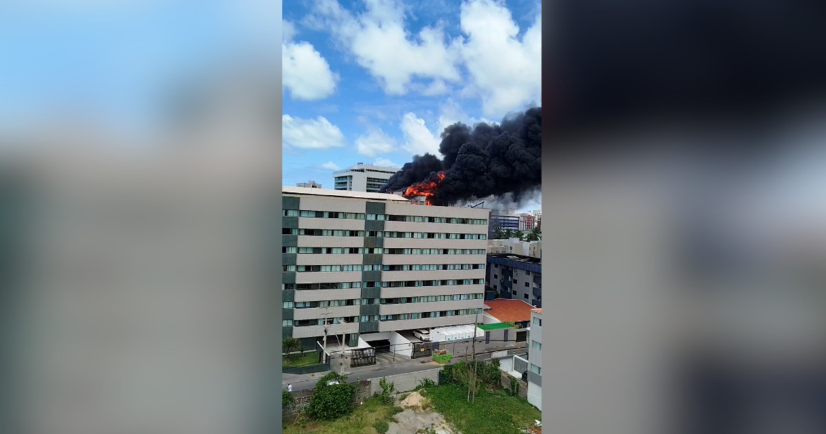 Vídeo: incêndio atinge hotel Ritz Suítes em Maceió (AL)