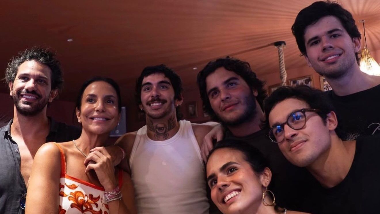 Ivete viajou com a família à França
