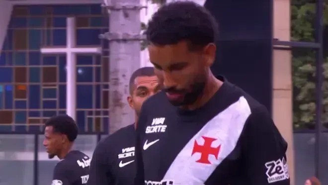 Jair preocupa Vasco após sair com dores em jogo contra o Santos