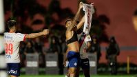 Bahia entra na zoeira e provoca Vitória após rival tentar rasgar camisa
