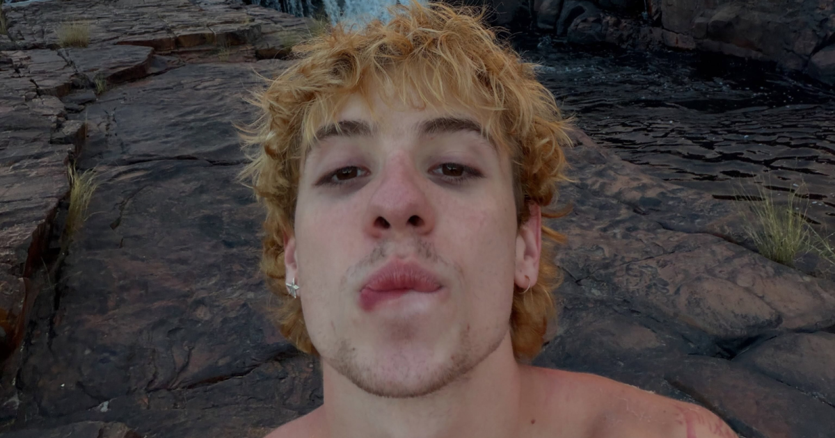 Juliano Floss posta fotos de viagem ao Goiás e fãs especulam novo namoro