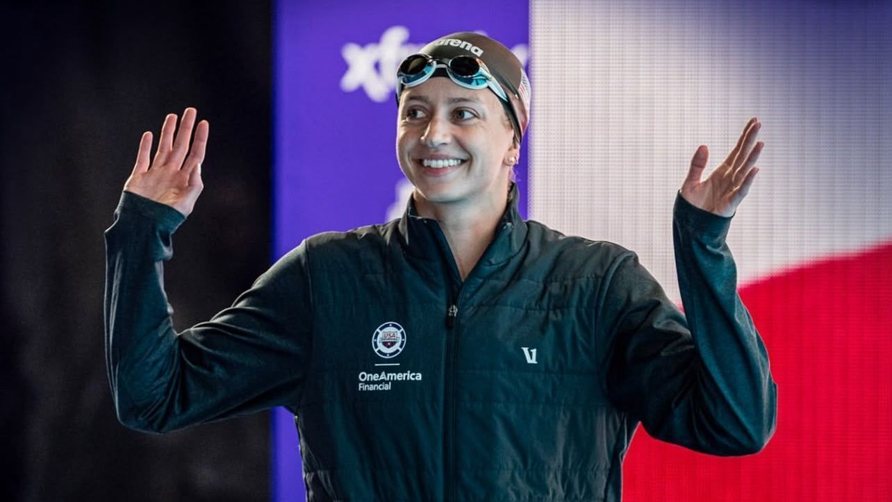 Natação: Kate Douglass bate recorde mundial duas vezes em nove horas