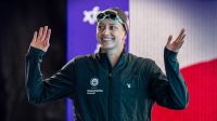 Natação: Kate Douglass bate recorde mundial duas vezes em nove horas