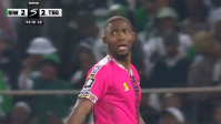 Goleiro se confunde com linhas do campo e é expulso de forma bizarra; veja
