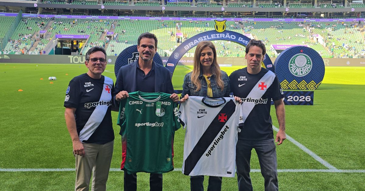 Marcos Lamacchia veste camisa do Vasco e posa ao lado de Leila Pereira