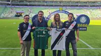 Marcos Lamacchia veste camisa do Vasco e posa ao lado de Leila Pereira