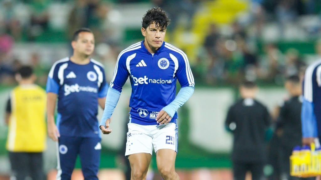 Lucas Romero em aquecimento do Cruzeiro