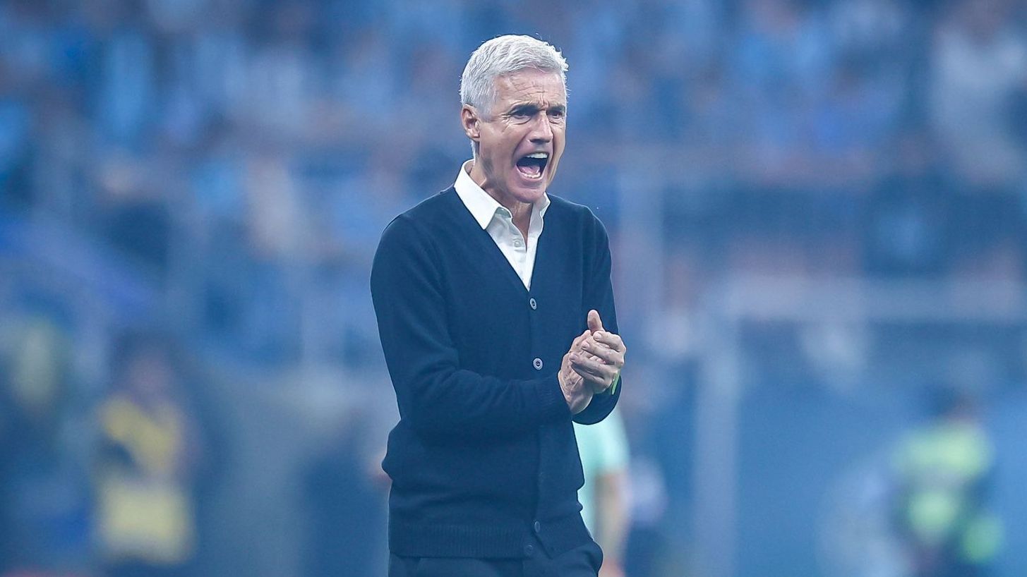 Luís Castro critica calendário do futebol brasileiro: "Violência extrema"