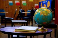 Escolas usam IA na gestão e nas salas de aula, mas faltam regras formais