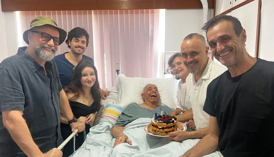 Aos 95 Anos Mauro Mendonca Celebra Dia Dos Pais Cercado Pela Familia
