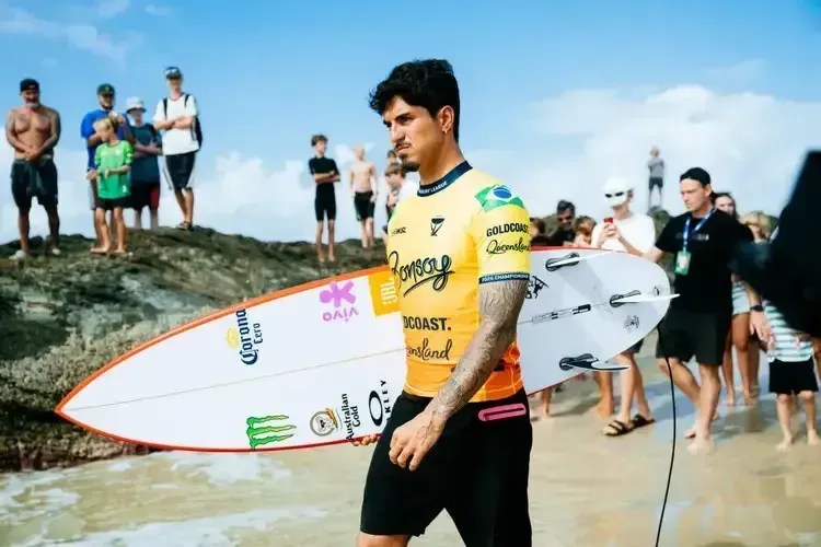Imagem de destaque do post: Gabriel Medina sofre ferimento na cabeça durante treino no Taiti
