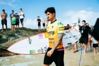 Gabriel Medina sofre ferimento na cabeça durante treino no Taiti