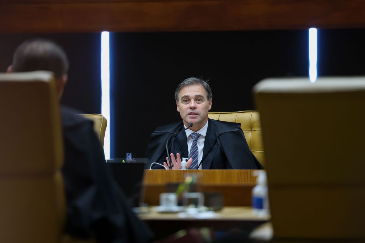 Mendonça leva ao plenário físico julgamento sobre lucros no exterior