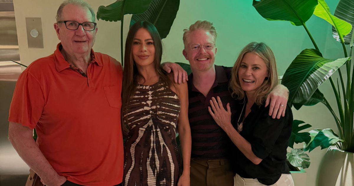 Elenco de Modern Family reunido em fotos divulgadas