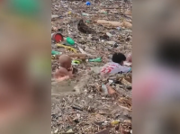 Veja: Moradores do Nepal encaram correnteza para recuperar bujões