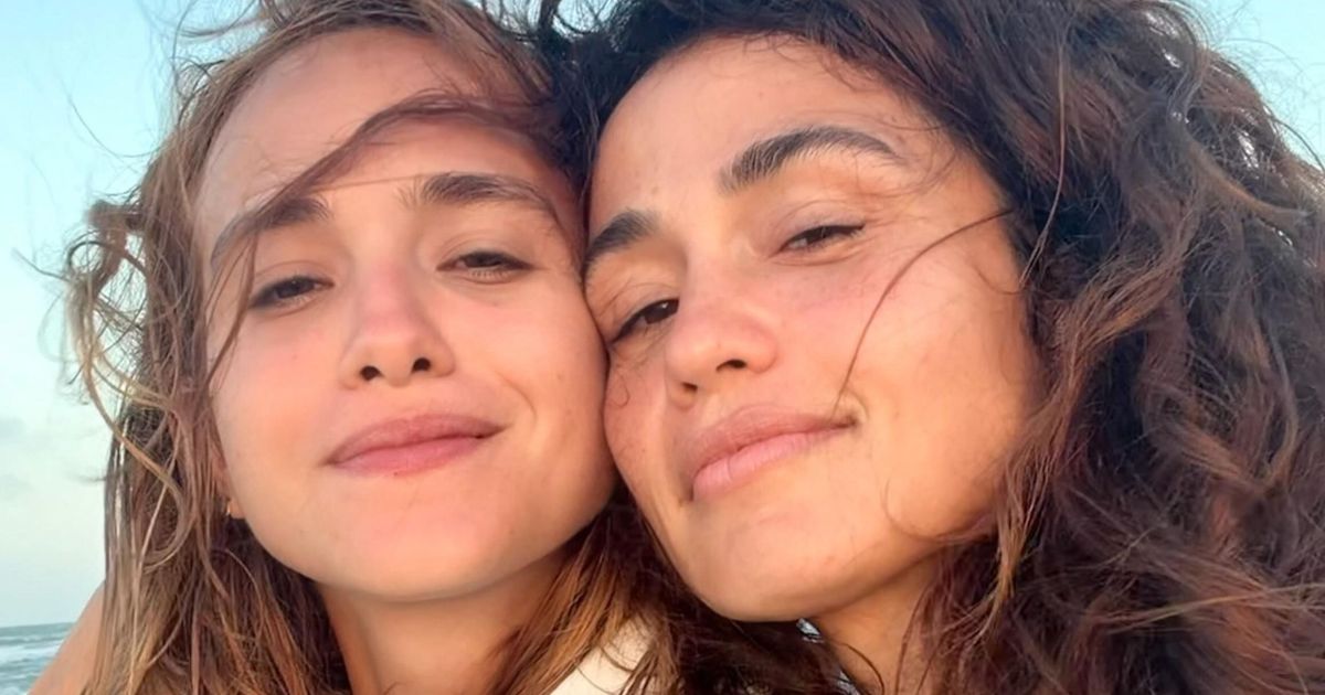 Nanda Costa e Emilie Rey lado a lado em praia no Ceará
