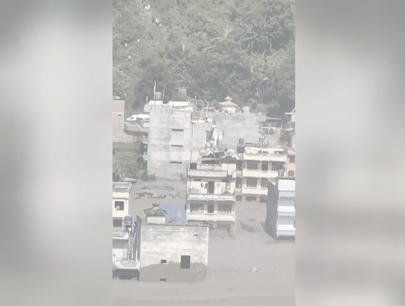 Área afetada pela enchente com casas destruídas e lama no Nepal