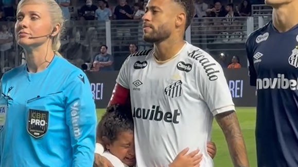 Criança abraça Neymar antes de jogo do Santos e cena emociona; assista