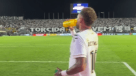 Neymar bebe toda água da garrafa do goleiro Walter e momento viraliza; veja