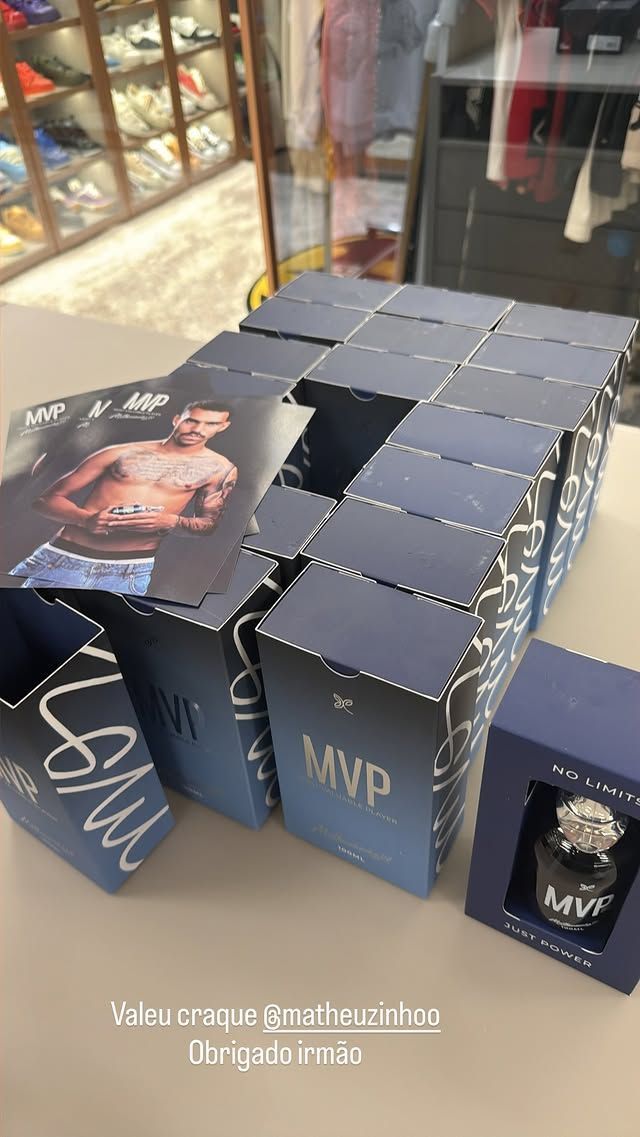 Neymar publica foto de caixa de perfumes que recebeu de Matheuzinho, do Corinthians • Reprodução/Instagram @neymarjr