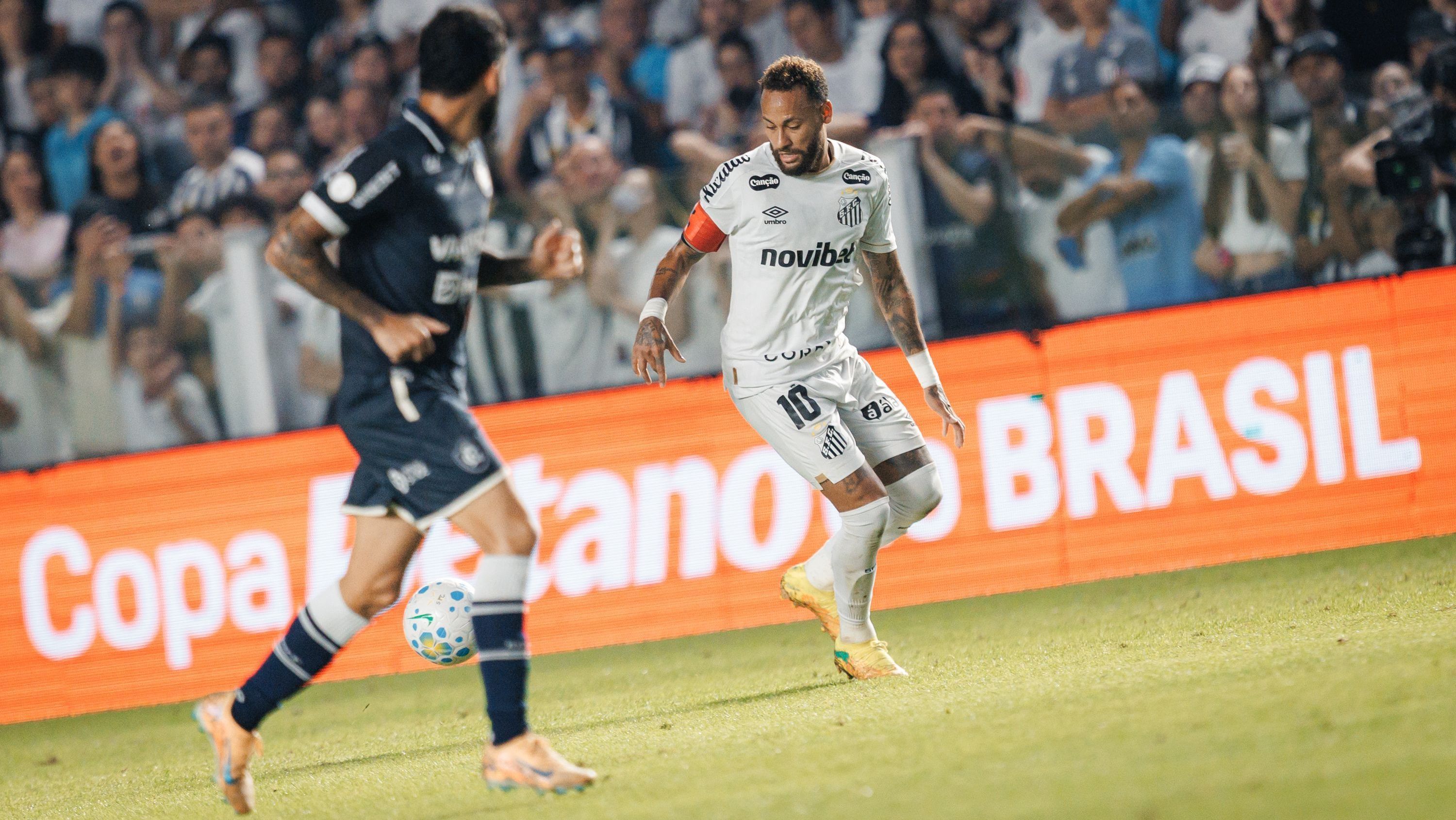 Neymar em ação no duelo entre Santos e Remo pela Copa do Brasil