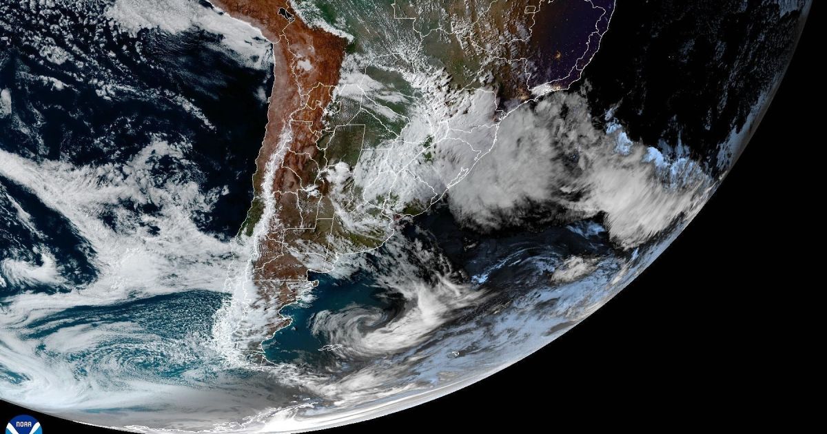Mapa meteorológico mostrando a formação do ciclone extratropical na costa sul do Brasil