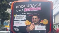 Mineiro estampa o rosto em anúncio na traseira de ônibus em BH para tentar encontrar uma namorada