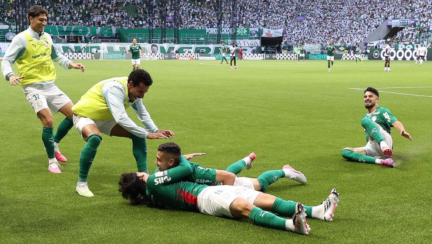Palmeiras goleia Vasco e abre vantagem na liderança do Brasileirão
