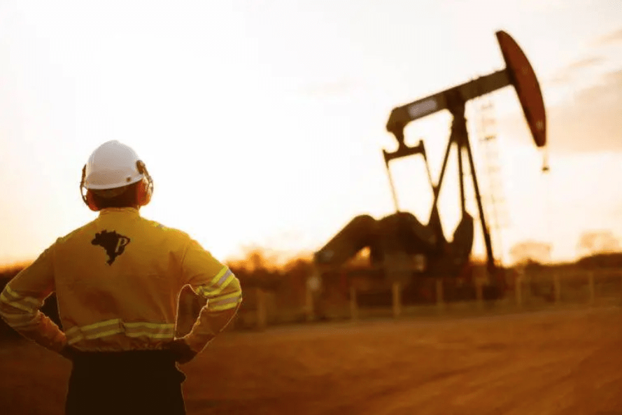Plataforma de petróleo em operação no mar