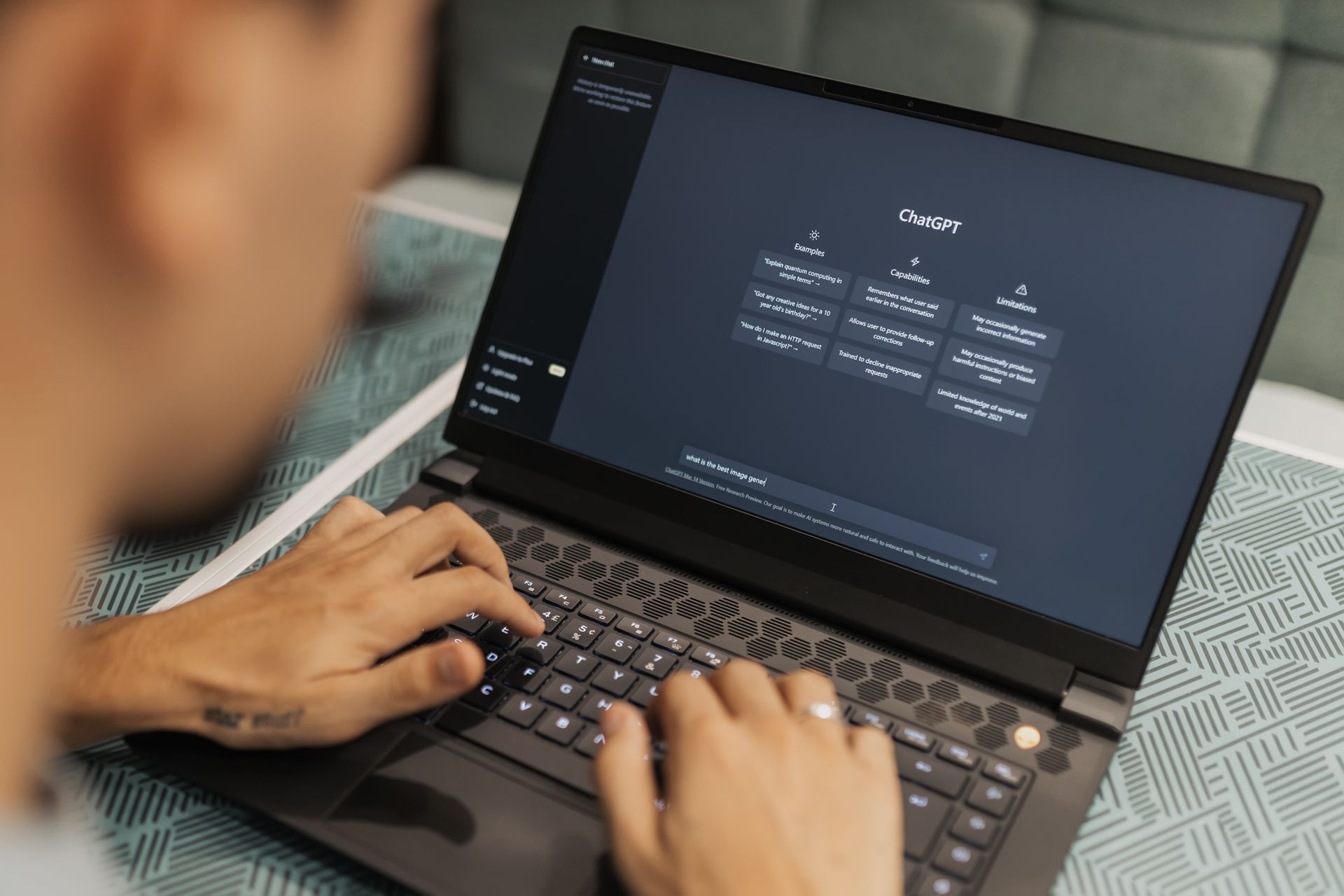 Pessoa usando o ChatGPT em um notebook mostra o uso da inteligência artificial generativa para realizar diferentes tarefas