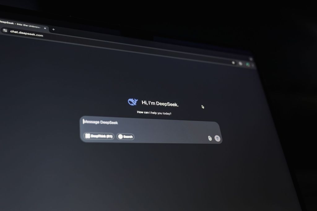 Interface do DeepSeek em uma tela de computador representa o avanço de modelos de inteligência artificial e as discussões sobre AGI